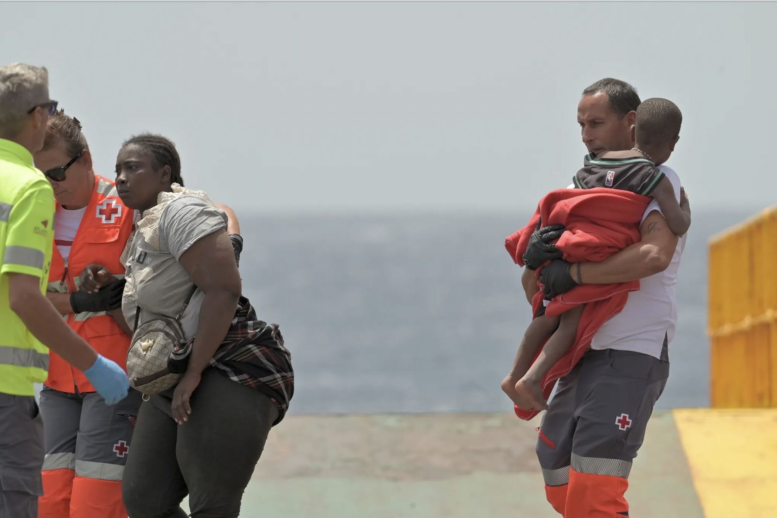 Desembarco de mujer y un niño migrantes en Canarias