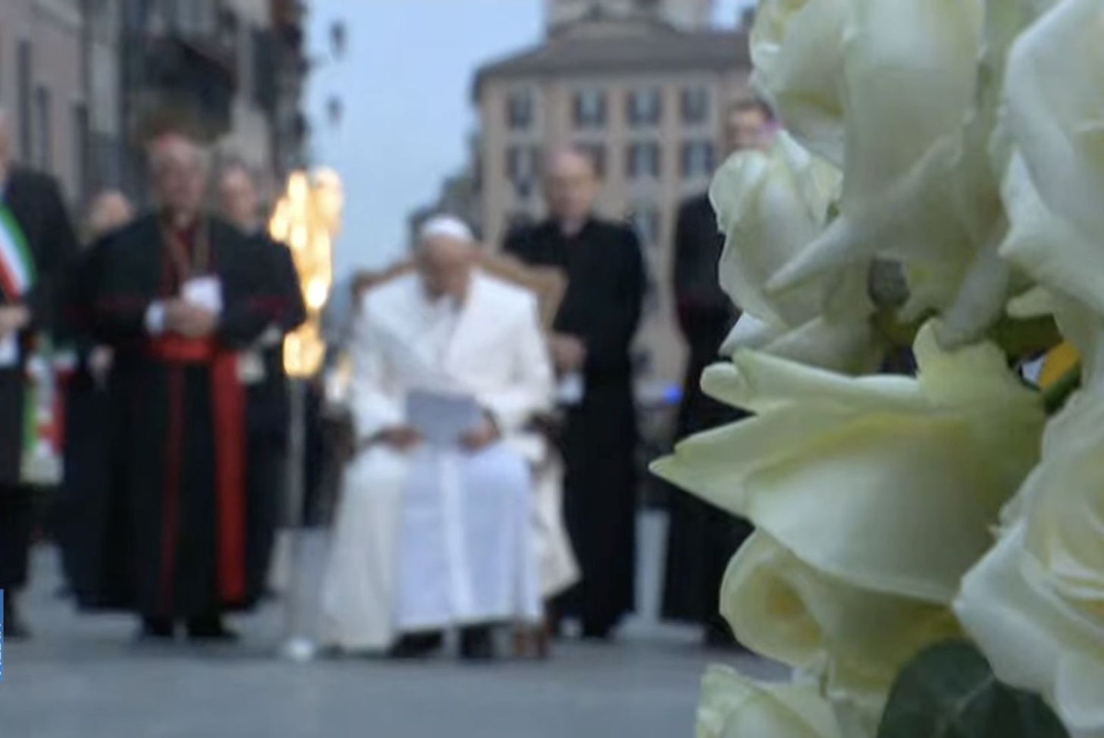Francisco depositó un ramo de flores ante la base de la columna de la Inmaculada
