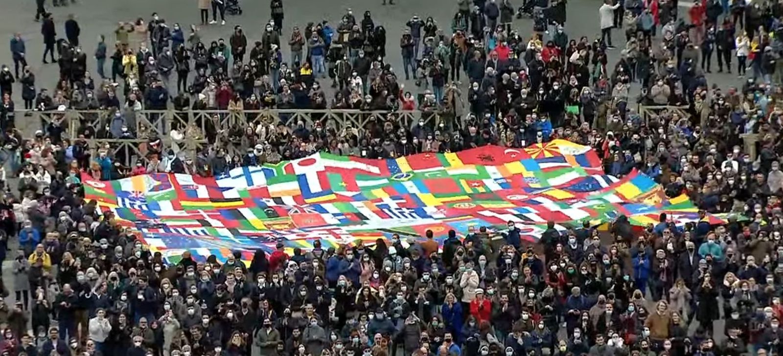 La bandera de los emigrantes en San Pedro