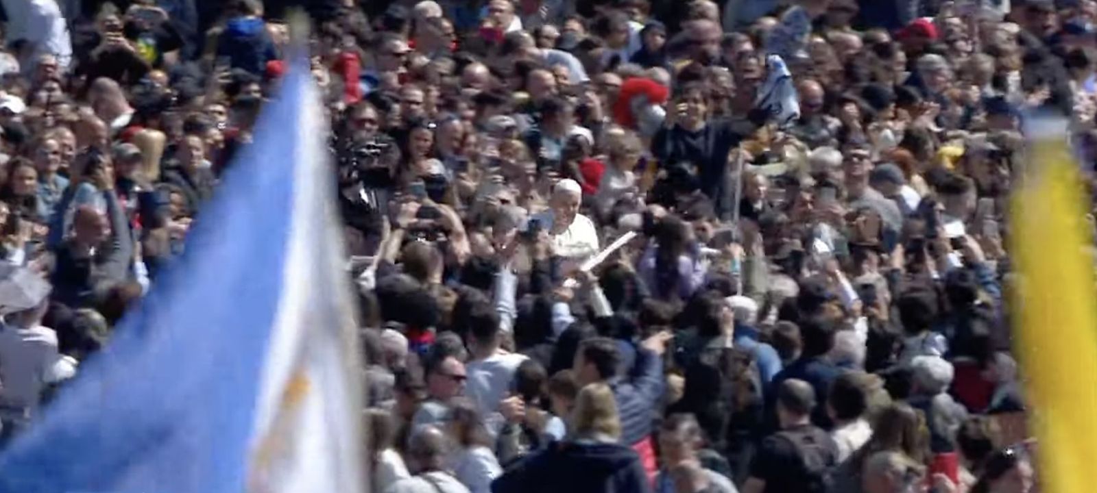 El Papa, rodeado por decenas de miles de fieles