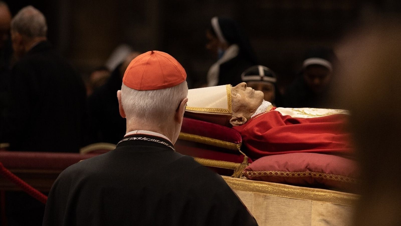 Cardenal Odilo Scherer reza ante el cuerpo del Papa Benedicto - Foto María Langarica