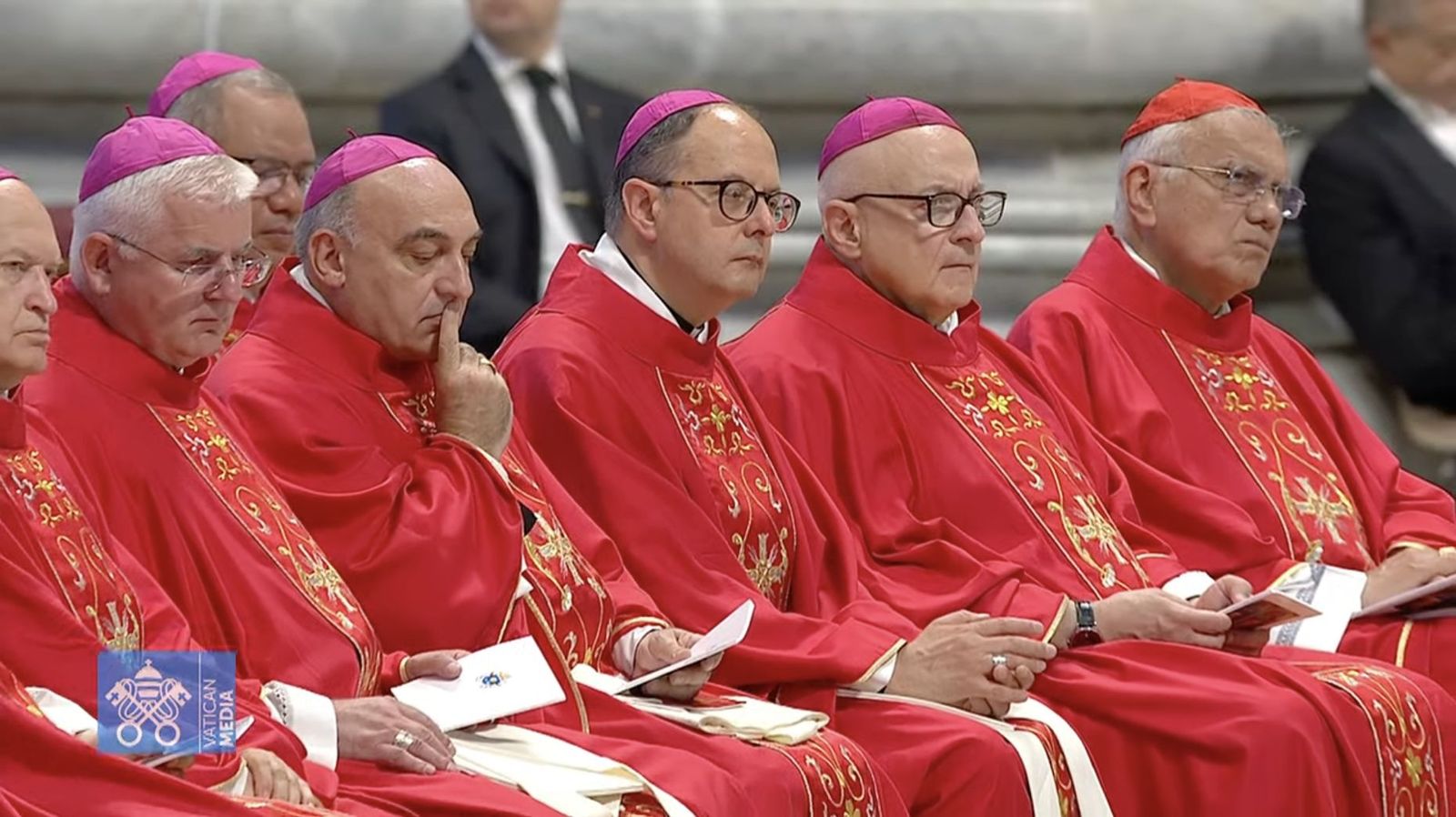 El arzobispo de Valencia, Enrique Benavent, cuarto por la izquierda