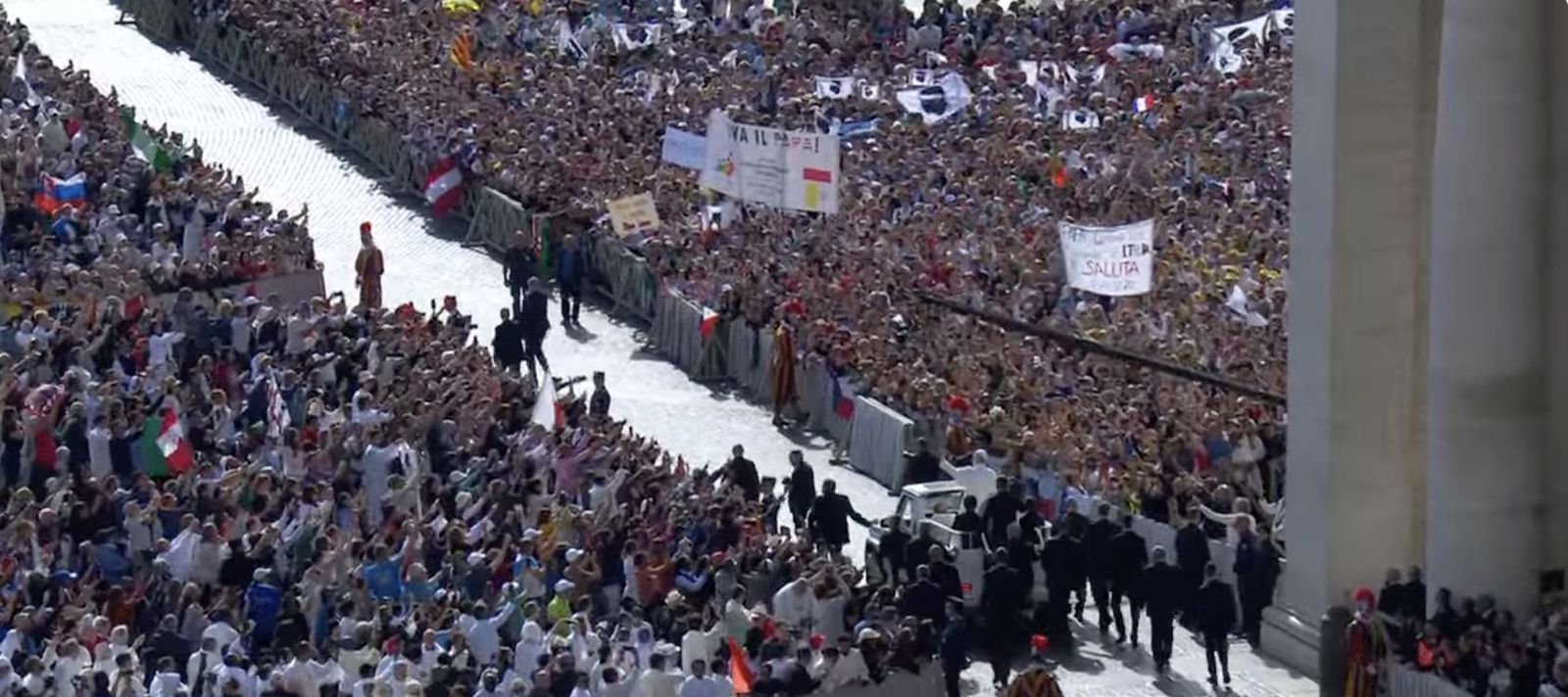 El Papa saluda a los fieles