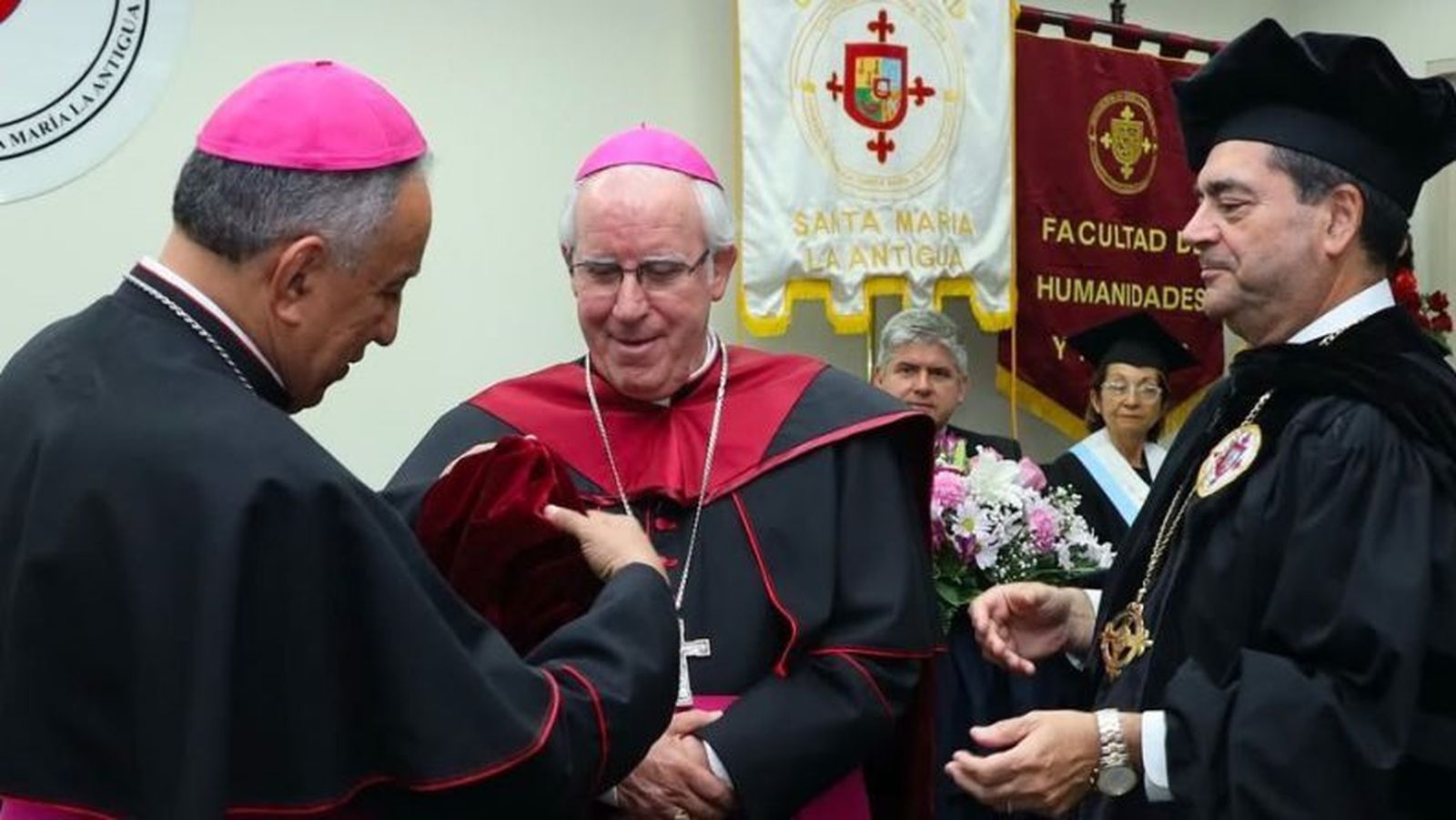 Arzobispo Saiz Meneses, doctorado honoris causa en Humanidades y Teología por la UMSA