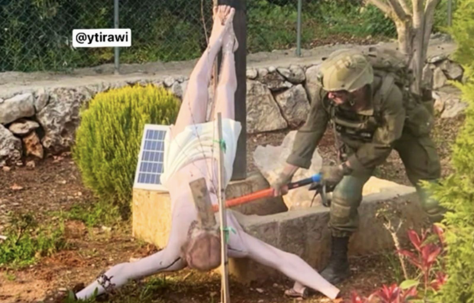 El soldado israelí ataca al Cristo