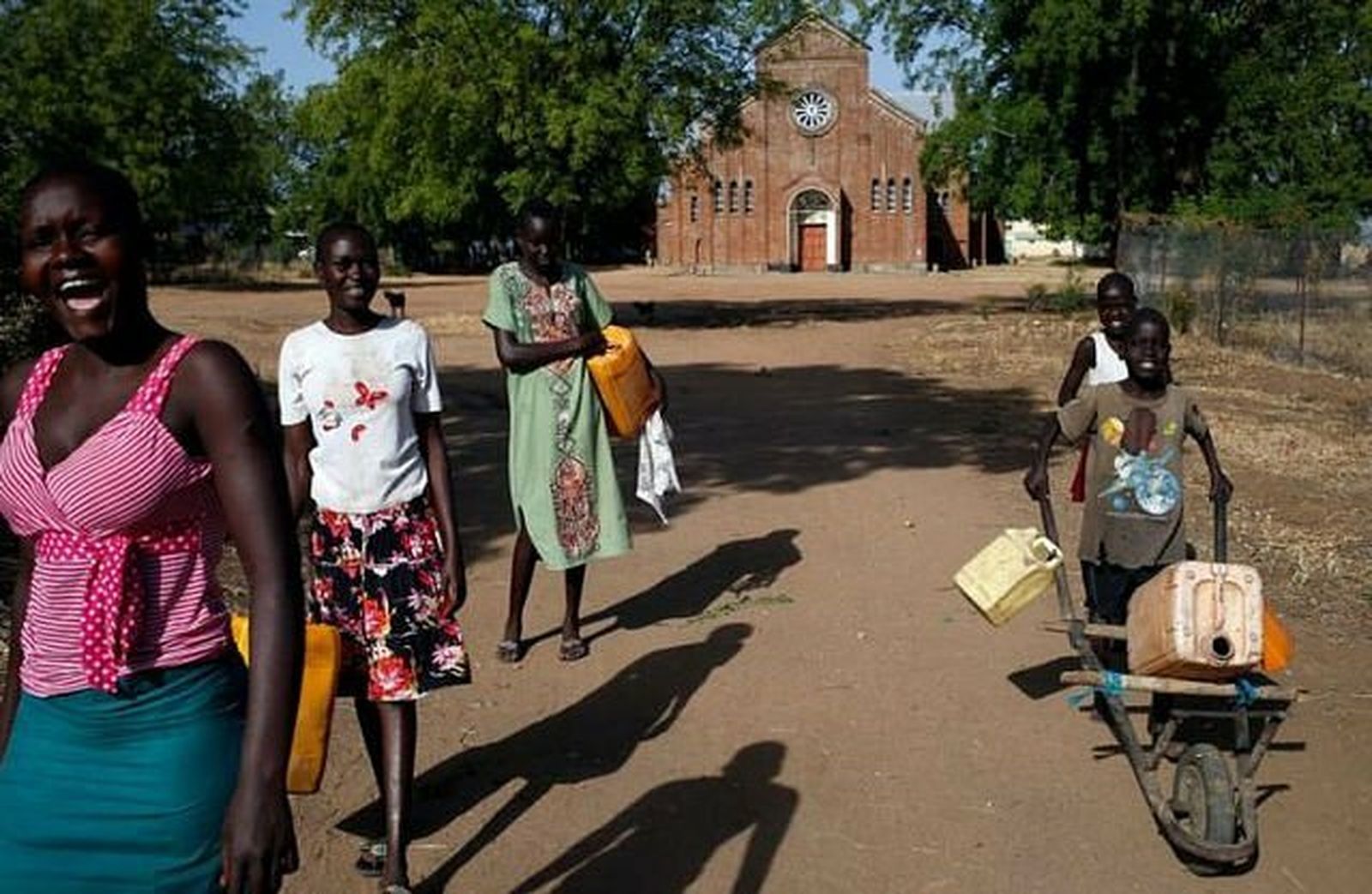 Gente frente a una iglesia de Sudán del Sur