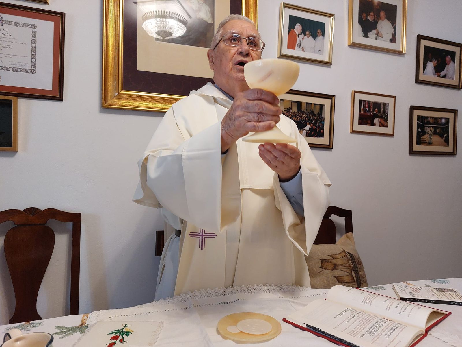 Fr. Manuel Uña celebrando la Eucaristía en Tardemézar