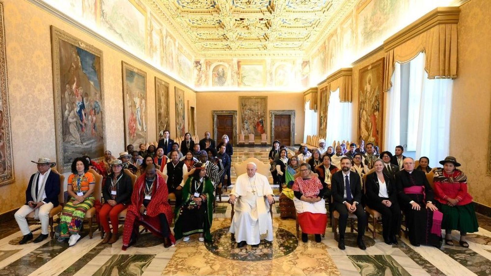 Foto de familia del Papa con los delegados del Foro de los Pueblos Indígenas