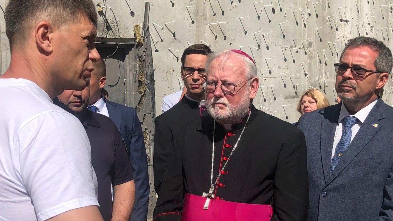 Gallagher visita uno de los barrios bombardeados de Kyiv en mayo de 2026