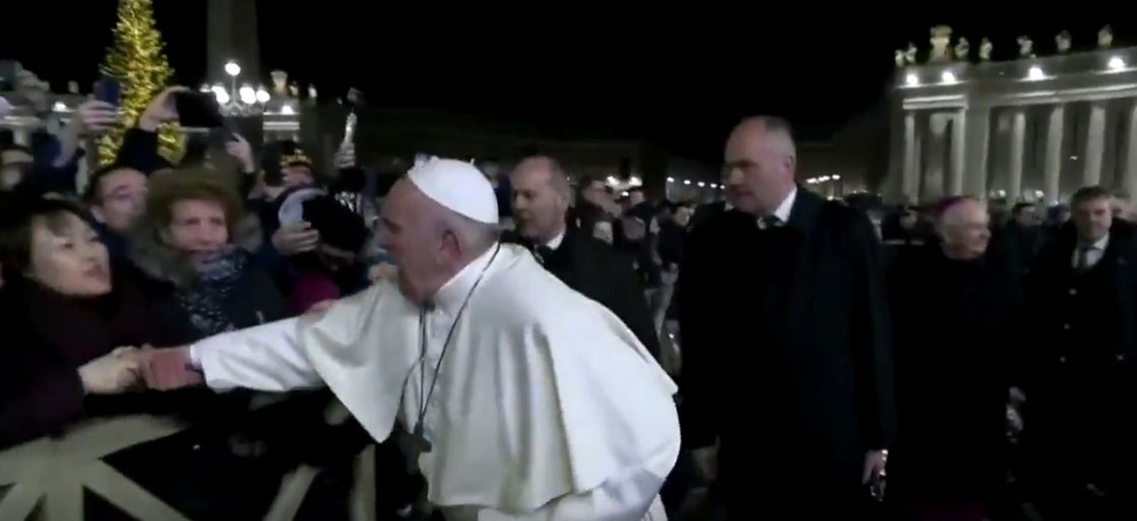 El papa reprende a una mujer que le agarró bruscamente del brazo y le empujó