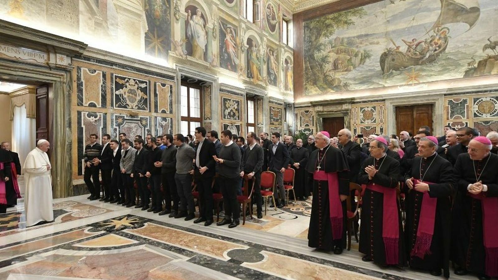 Francisco, junto a algunos seminaristas