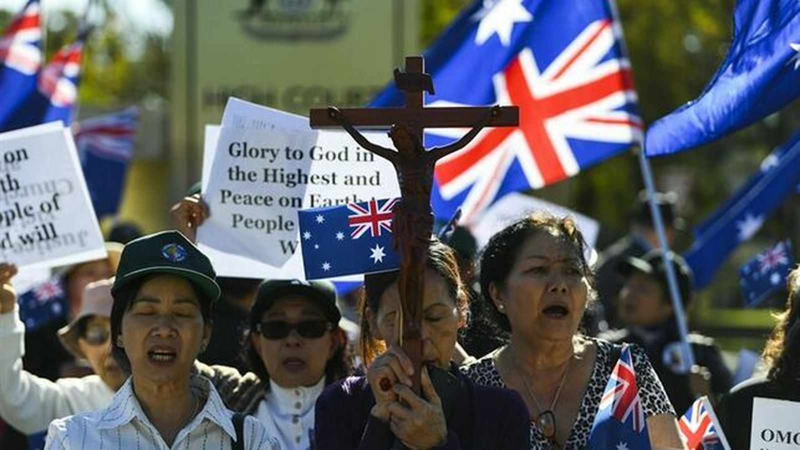 Partidarios de Pell rezan frente al Tribunal Superior de Australia en Canberra, Australia