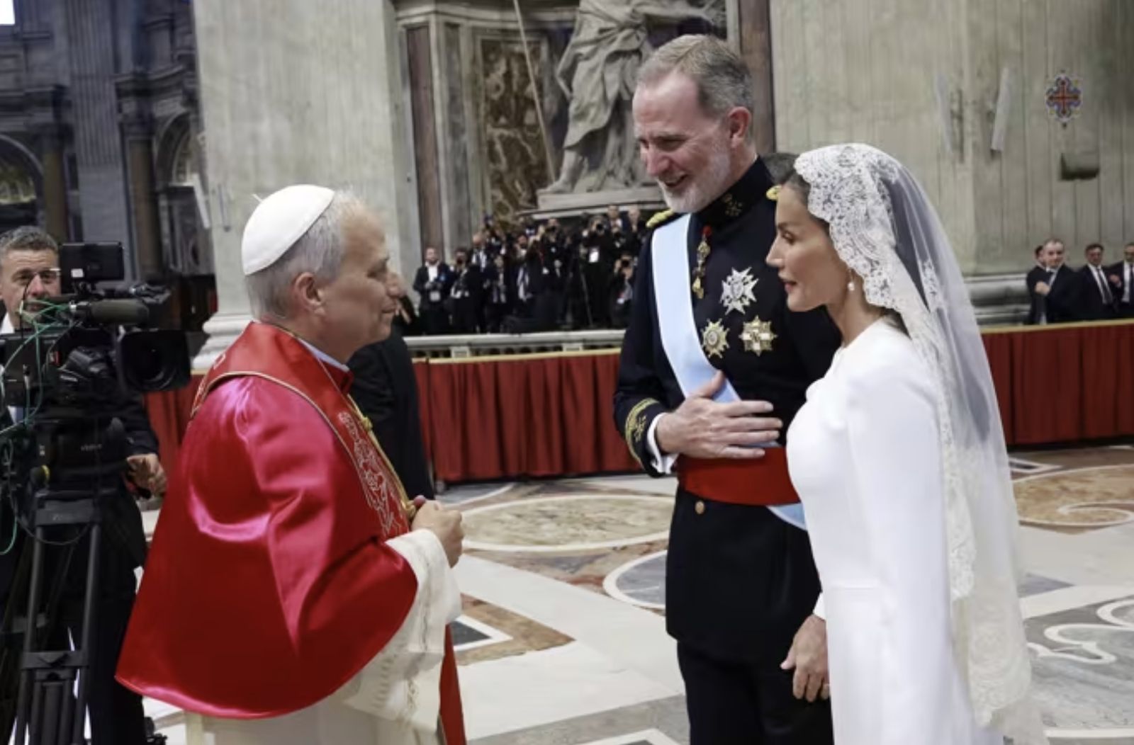 Los Reyes Felipe VI y Letizia saludan al Papa León XIV tras la misa de inicio de su pontificado
