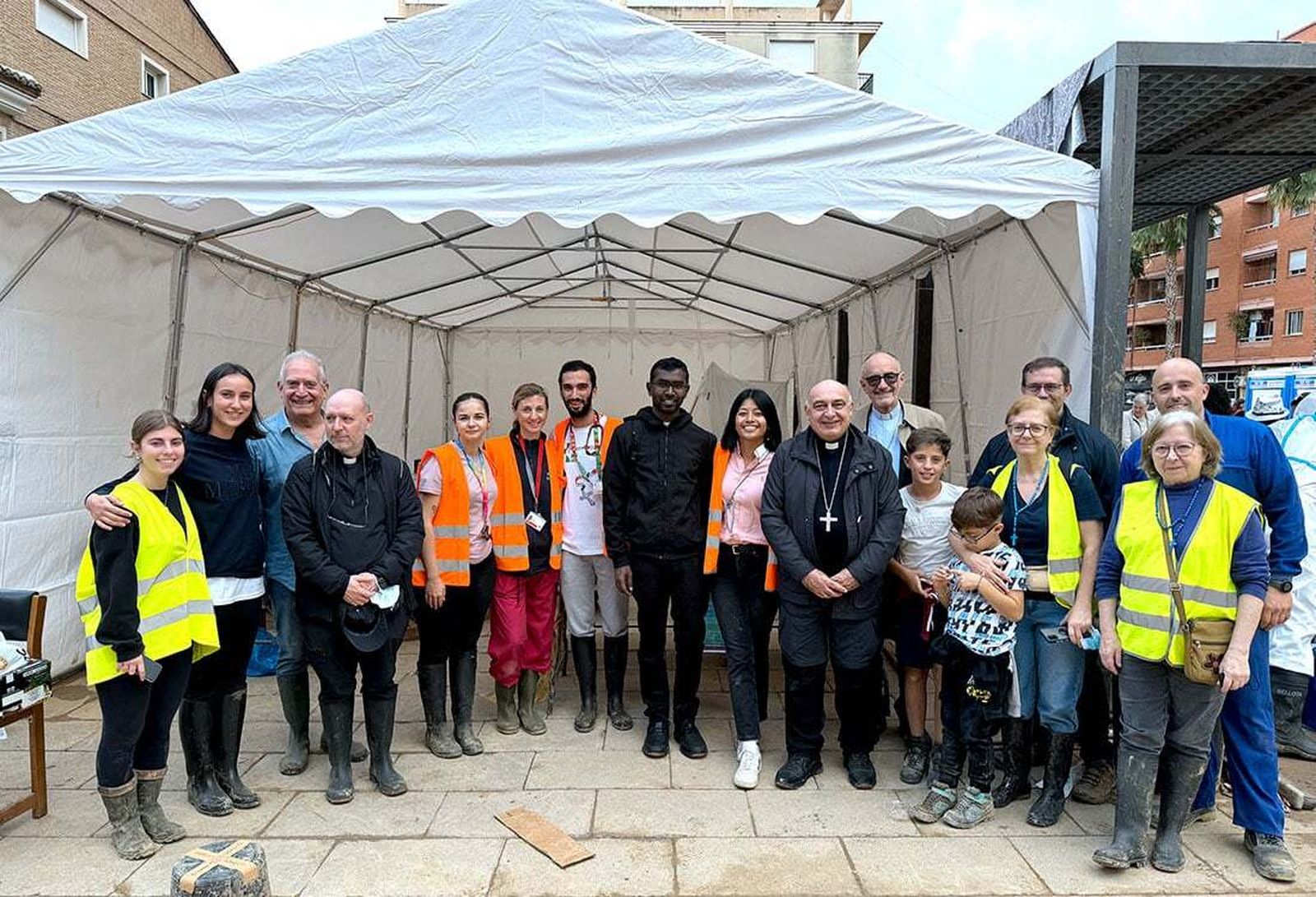Czerny y Benavent con voluntarios en Catarroja