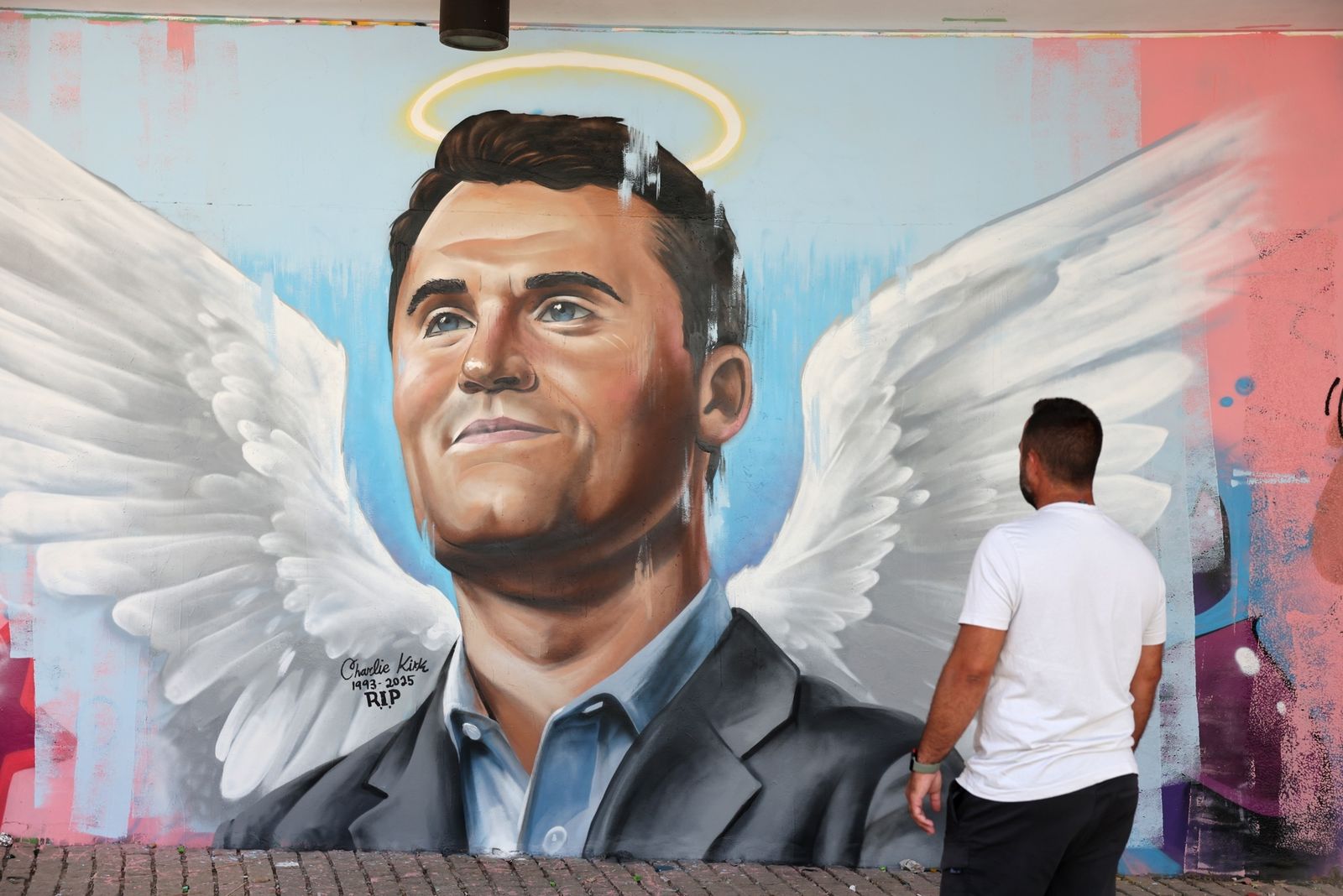 Mural de Charlie Kirk caracterizado como un ángel