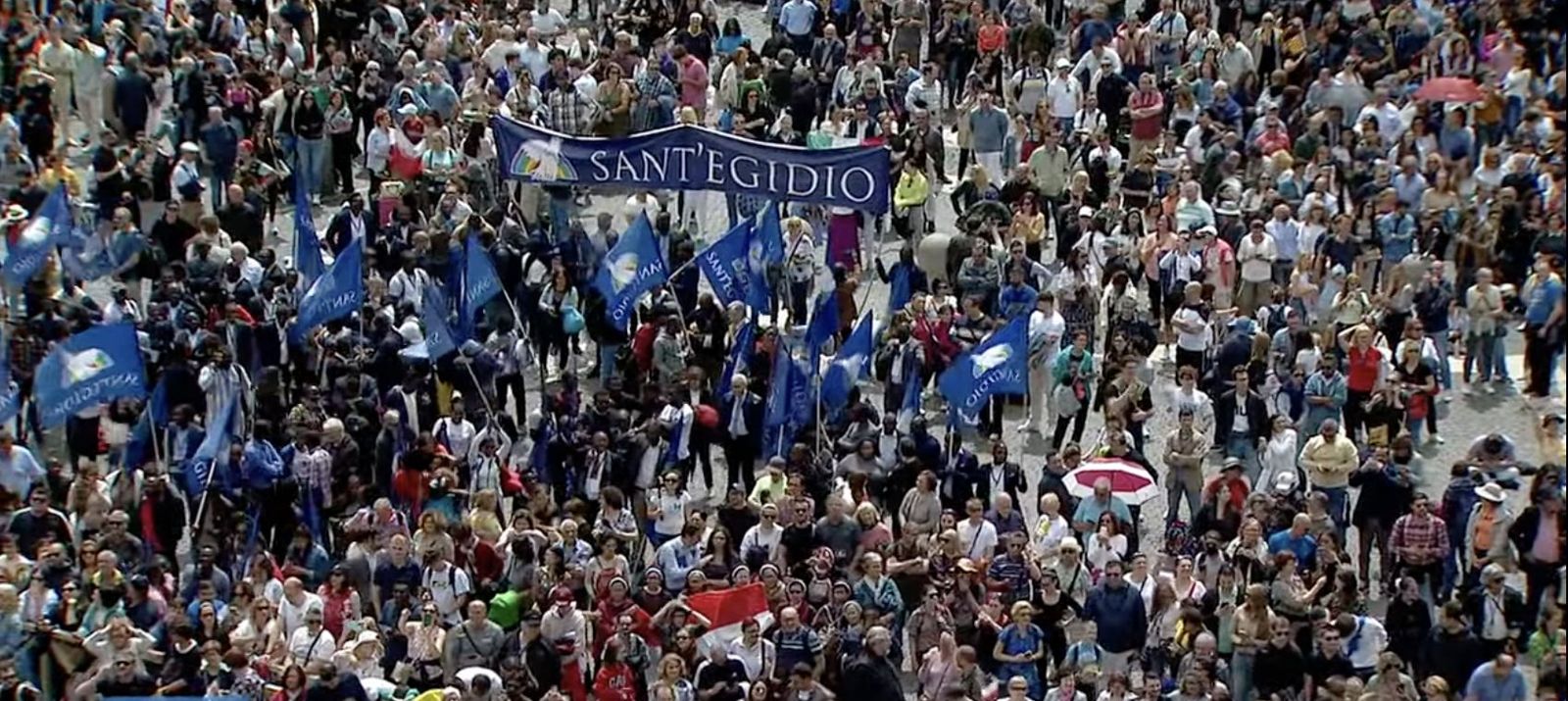 Miles de fieles en el Angelus del Papa