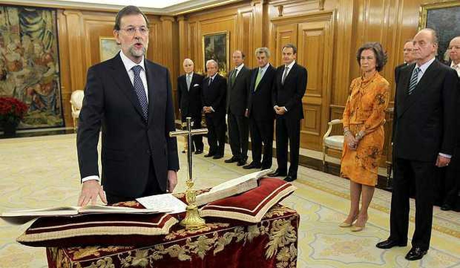 Rajoy promete su cargo ante un crucifijo