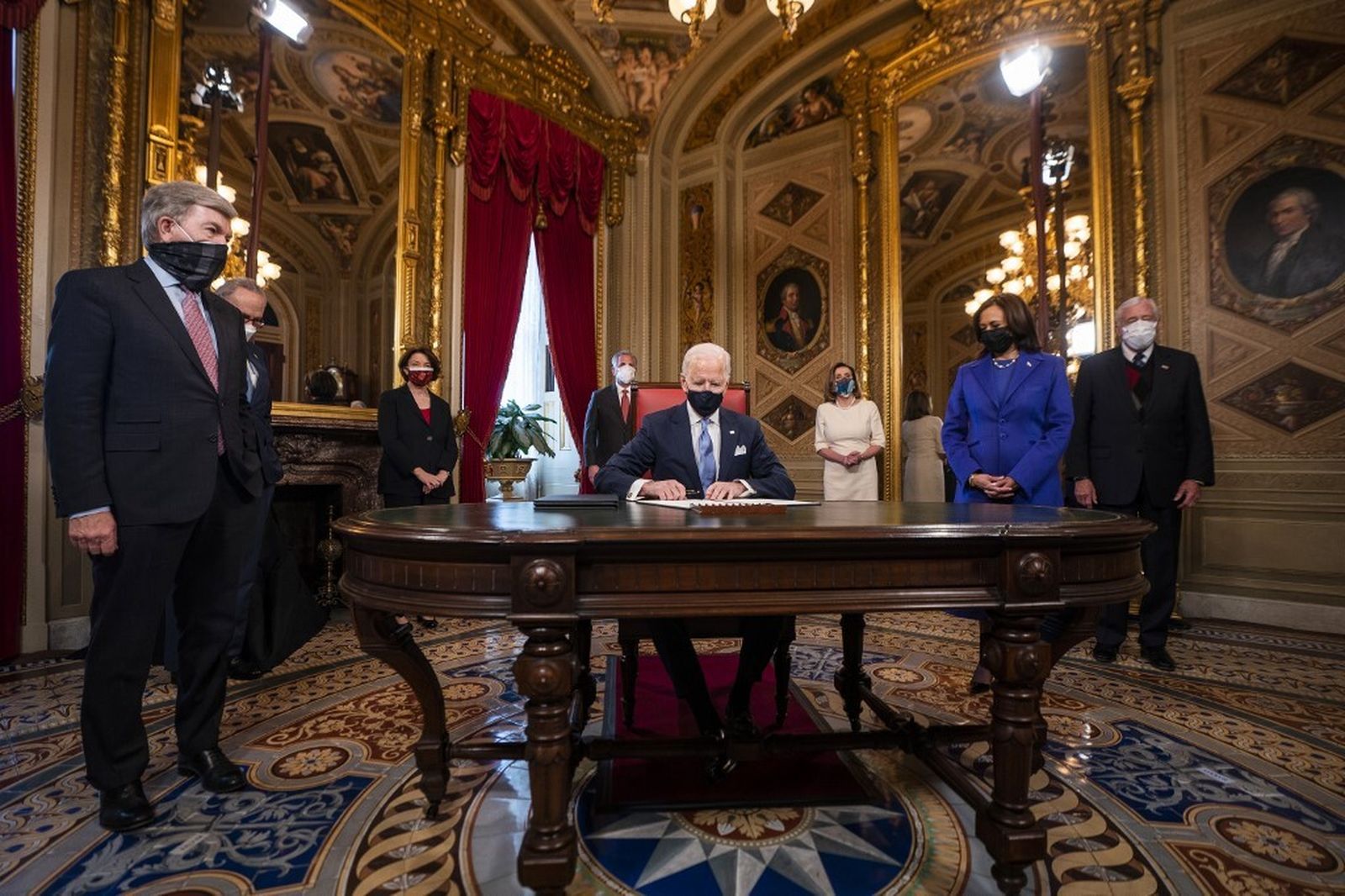 Joe Biden, firmando como presidente de los Estados Unidos