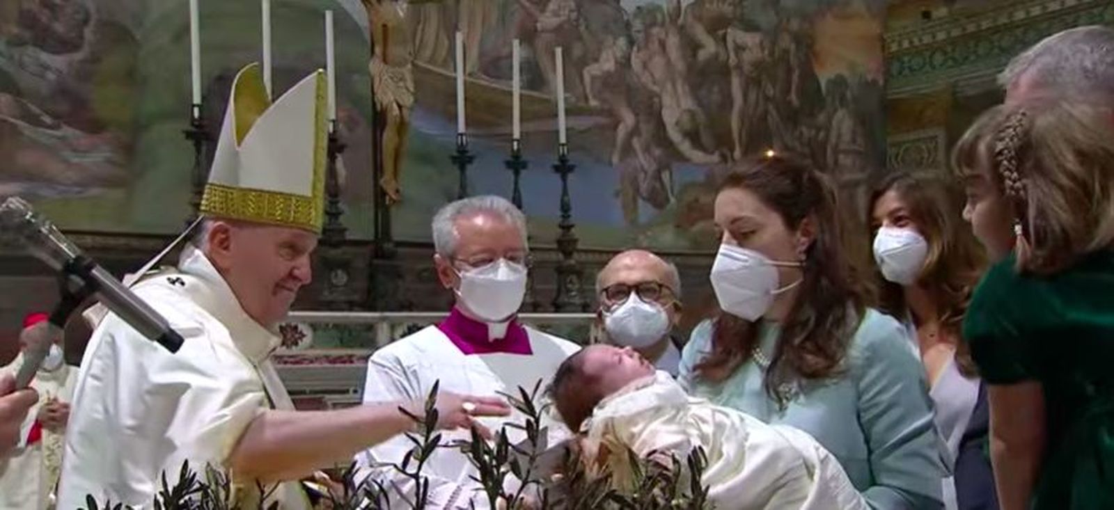 Francisco bautiza a varios niños en la Sixtina