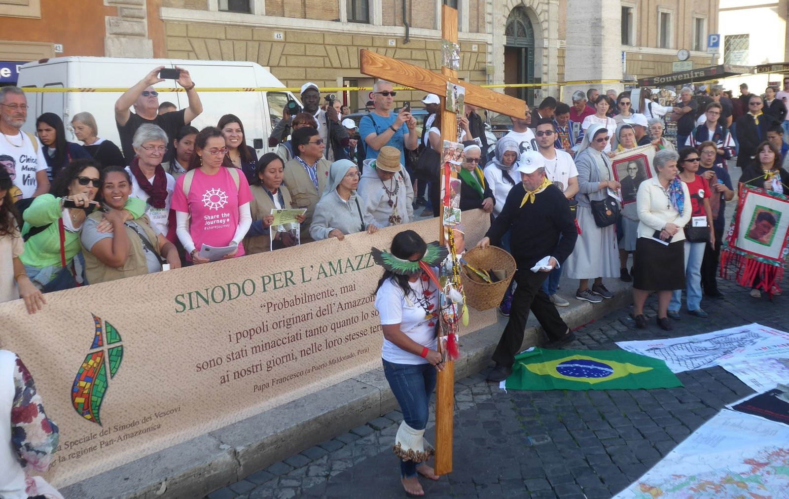 Vía Crucis amazónico en las calles de Roma