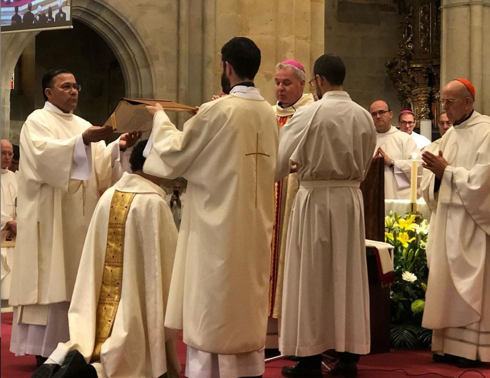 Iceta consagrando a Joseba Segura, su auxiliar