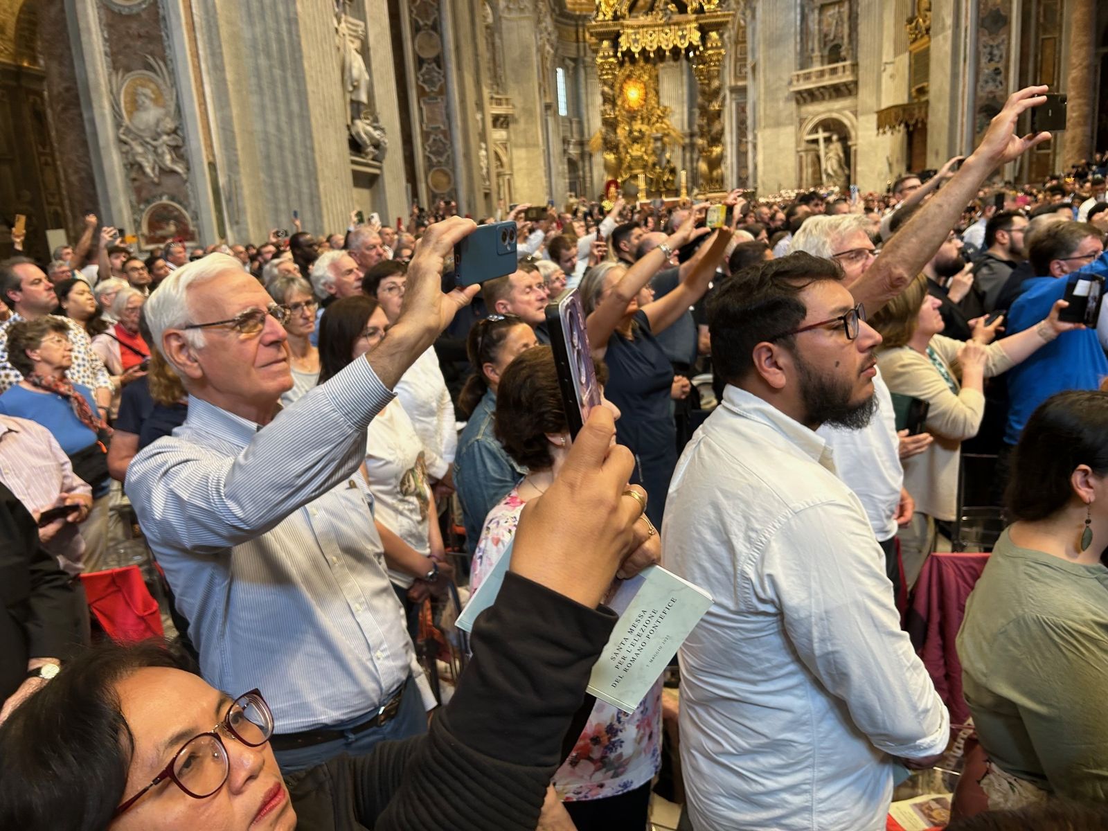 Los fieles graban la entrada de los cardenales