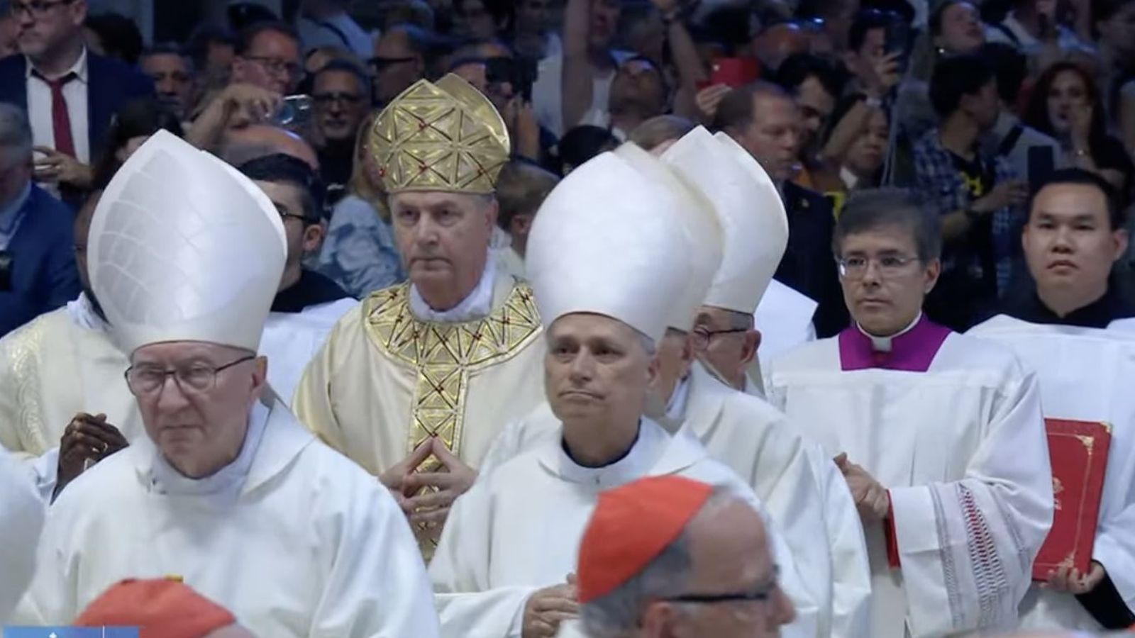 Fernández Artime, flanqueado por Parolin y Prevost