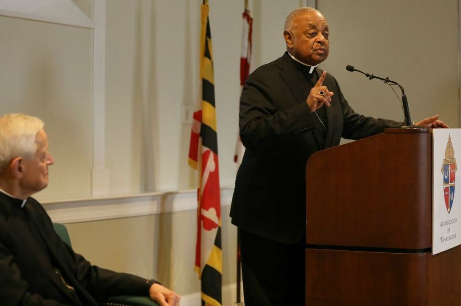 El nuevo arzobispo de Washington, Wilton Gregory, ayer en rueda de prensa con el cardenal Donald Wuerl