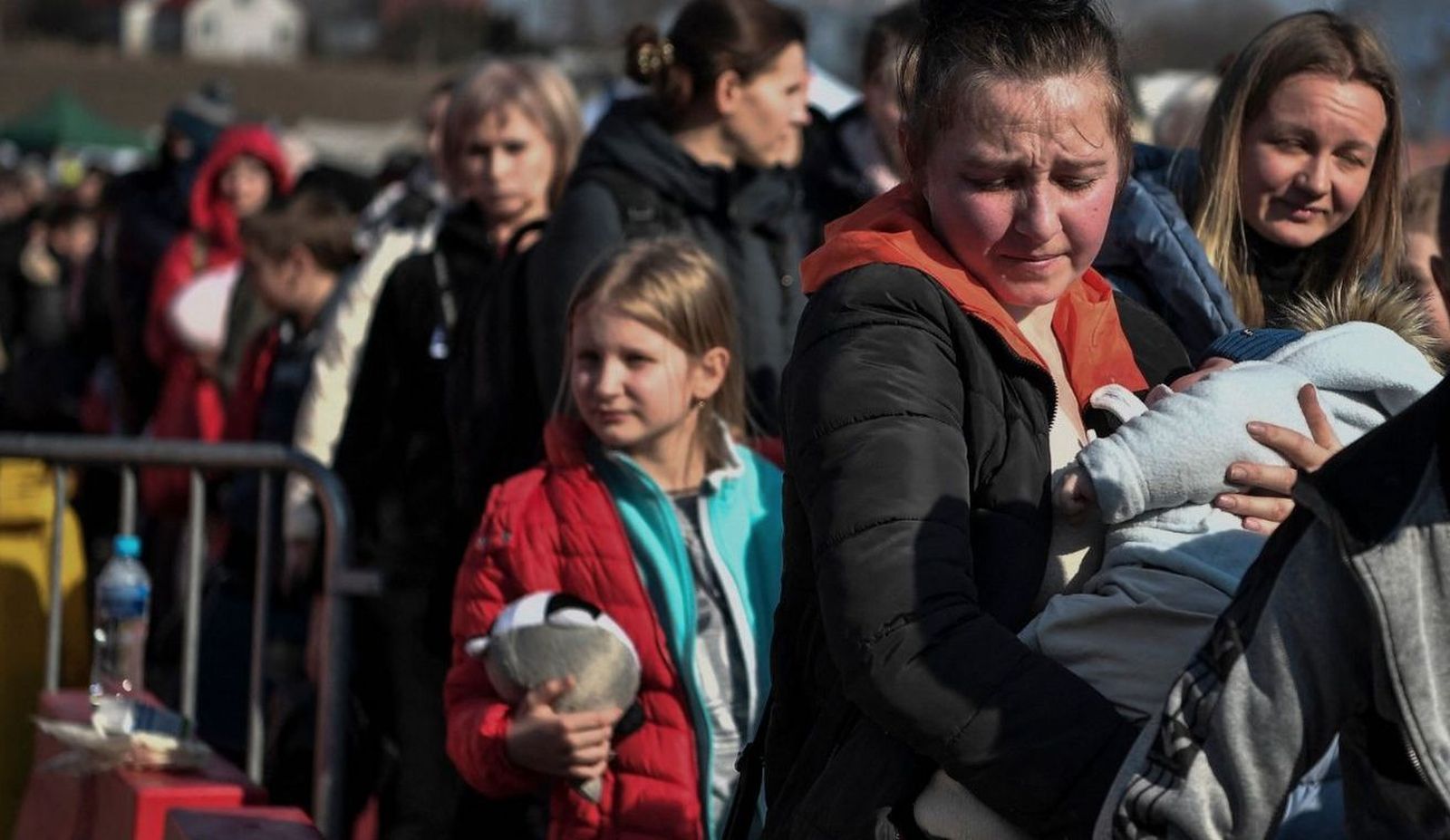 Niños huyendo de Ucrania