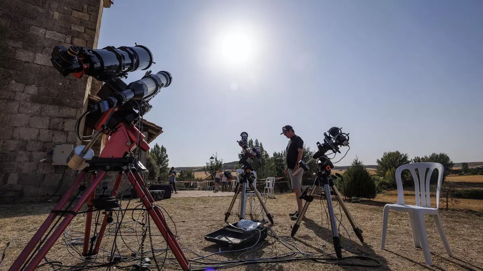 Investigadores de la NASA y del Exploratorium de San Francisco en Villalibado, Burgos, para seguir el eclipse.