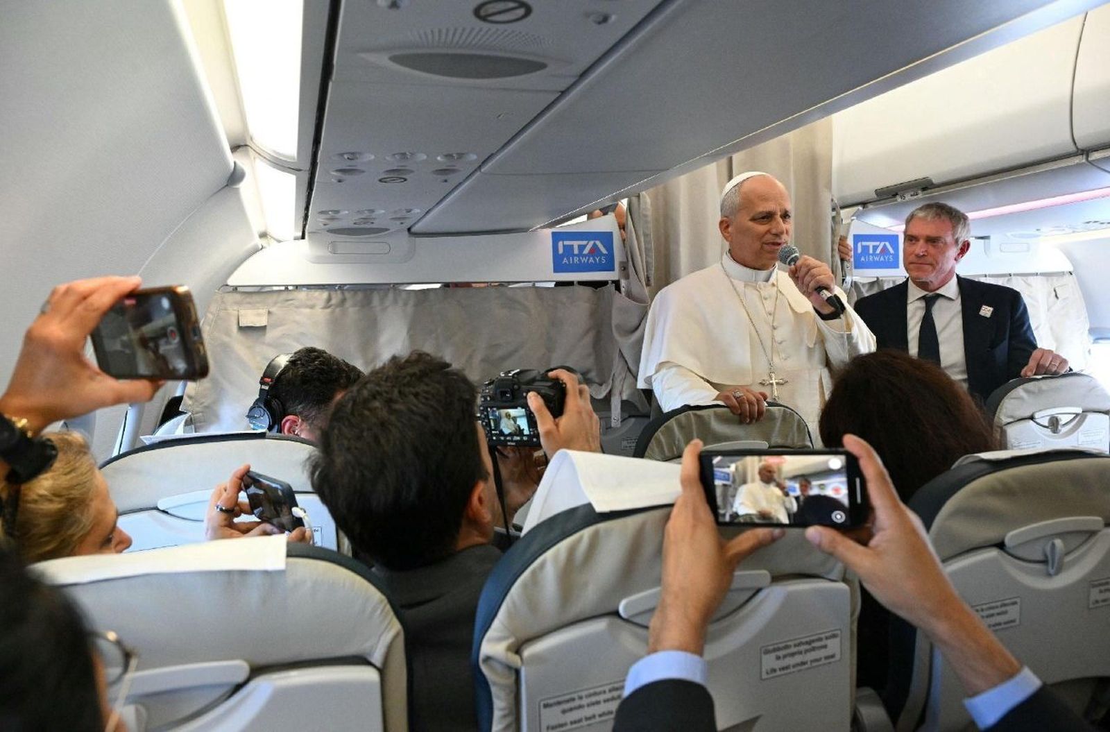 León XIV, en el vuelo hacia Beirut