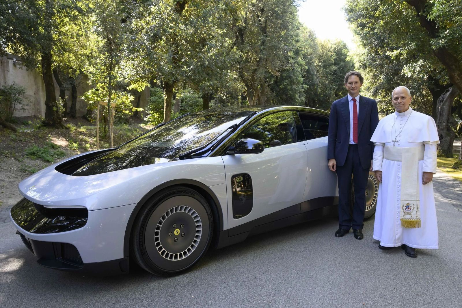 León XIV recibe a una delegación de Ferrari