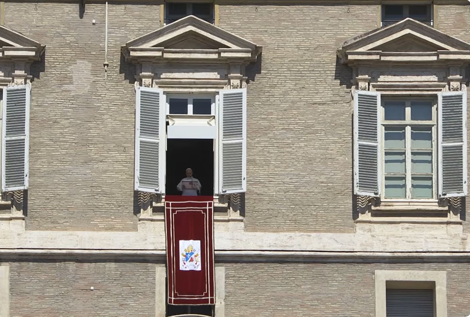 El Papa se asoma al balcón del Palacio Apostólico