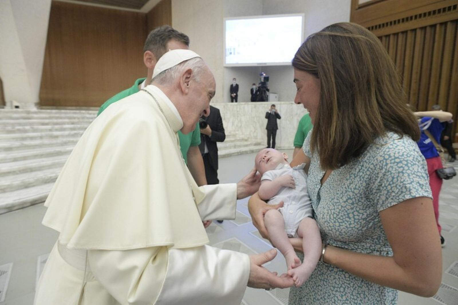 El Papa, con un recién nacido de la asociación Lázaro