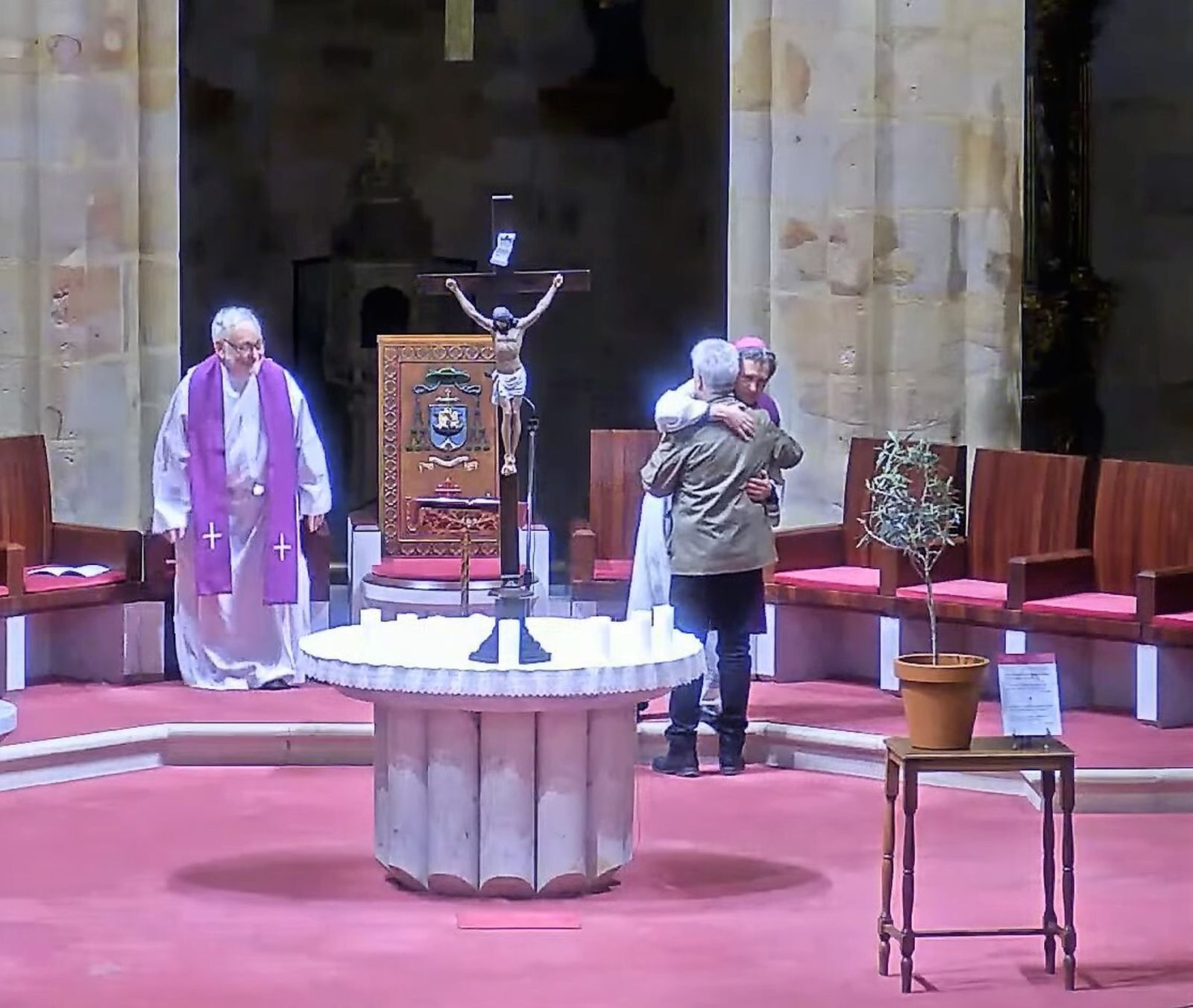 Joseba, la víctima, abraza al obispo Joseba Segura