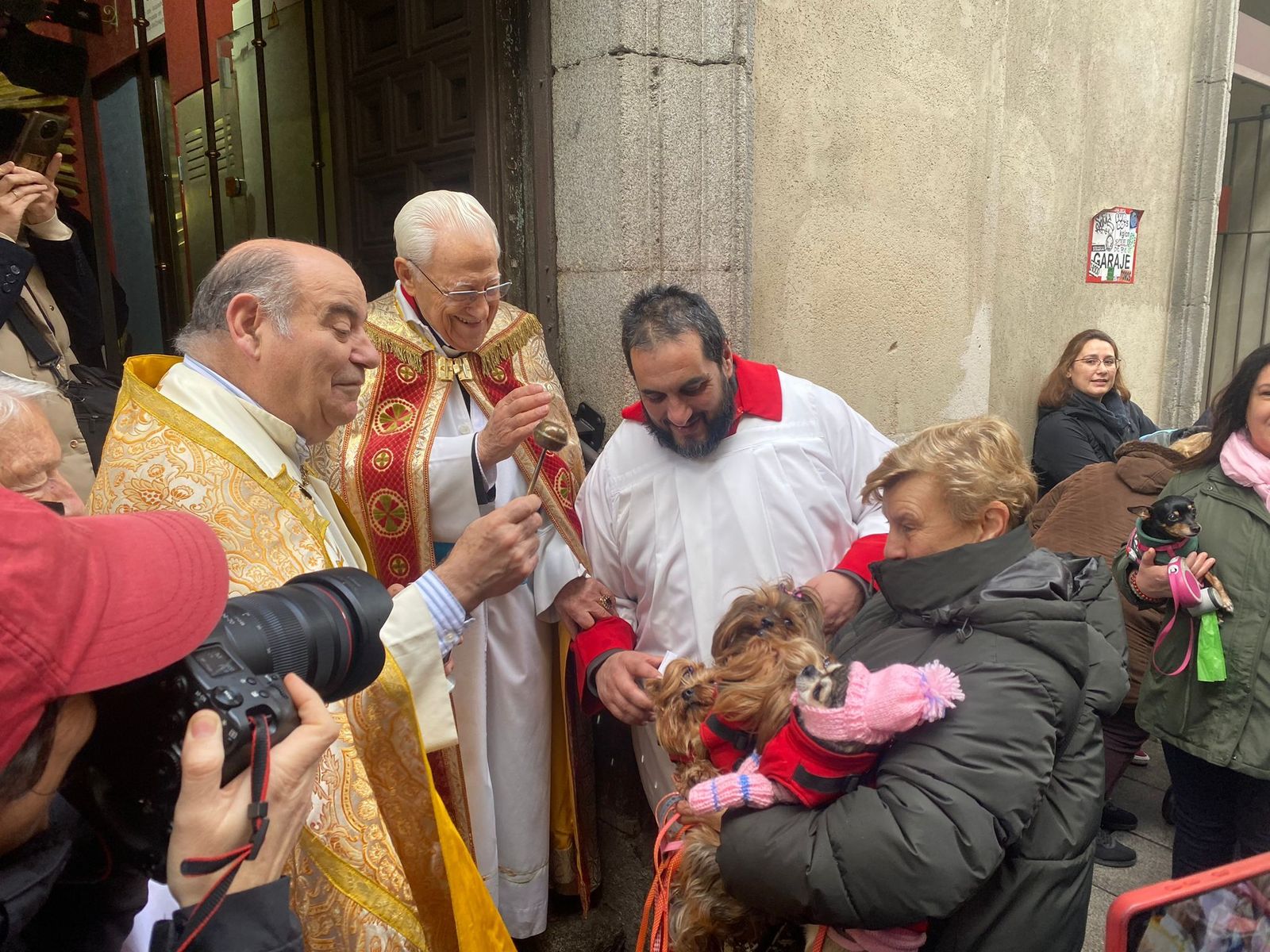El padre Ángel y Valentín, bendicioendo a los animales