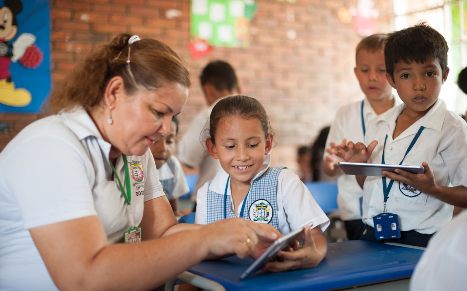 Niños con una técnica utilizando dispositivos digitales.