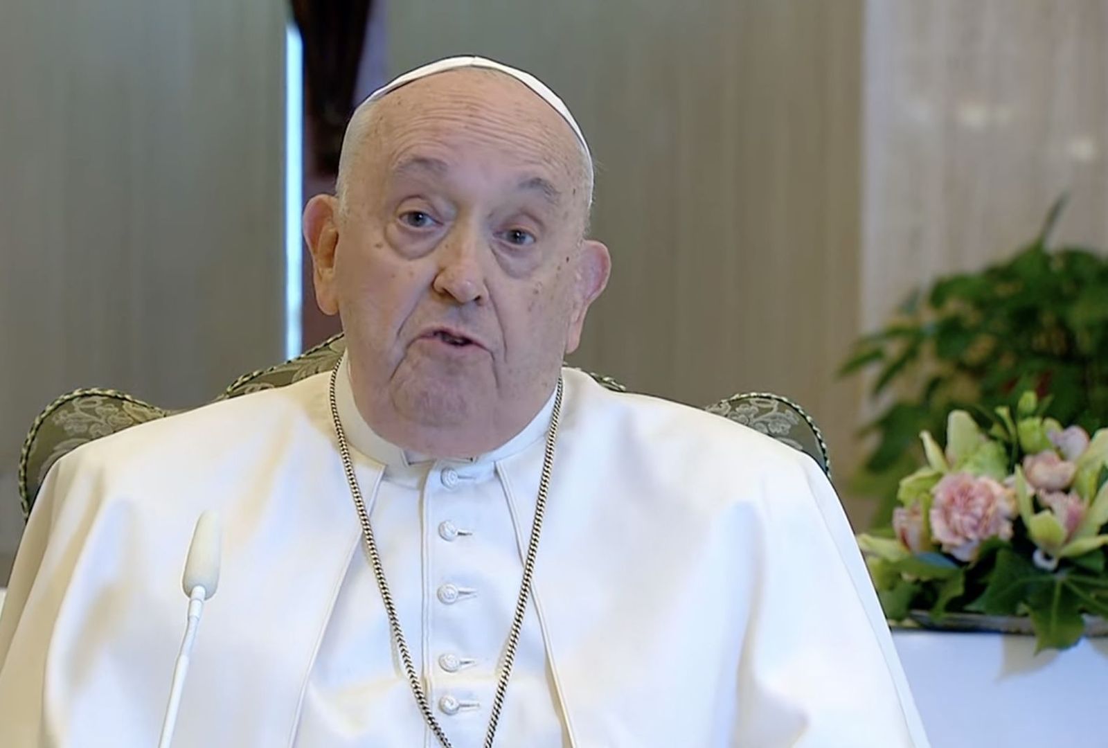 Francisco, en su saludo para el ángelus desde la capilla de Santa Marta