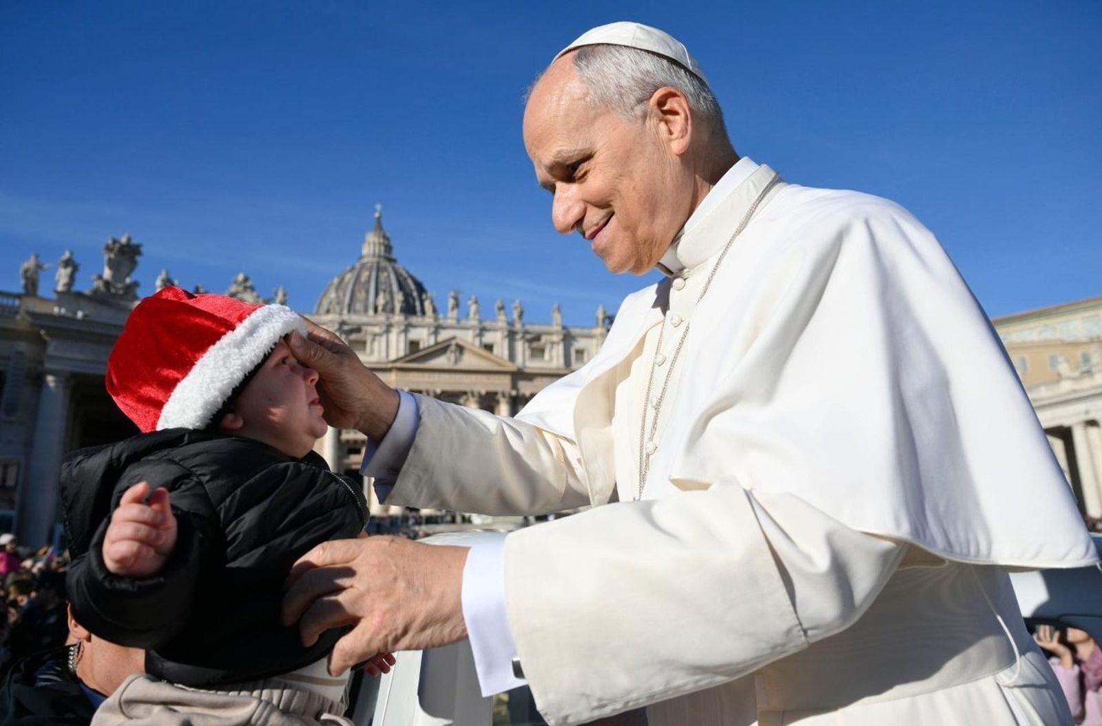 El Papa saluda a un niño