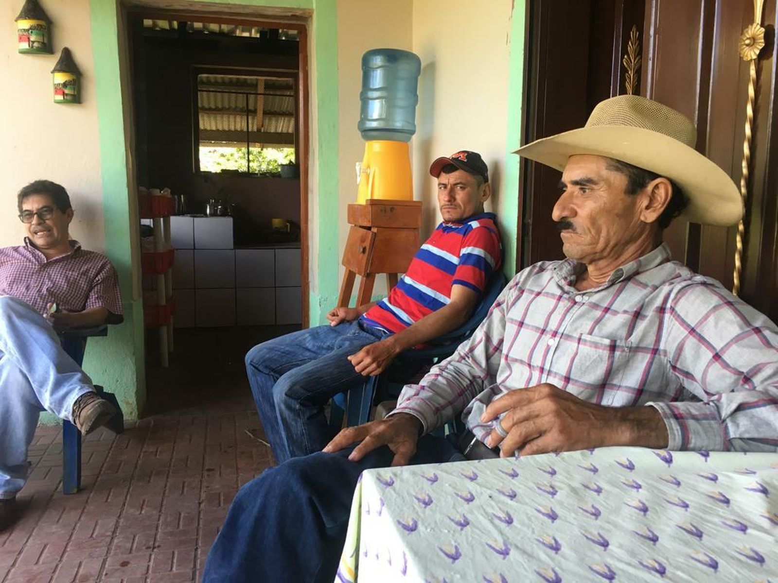 Roberto y su familia, en su casa de El Platanar
