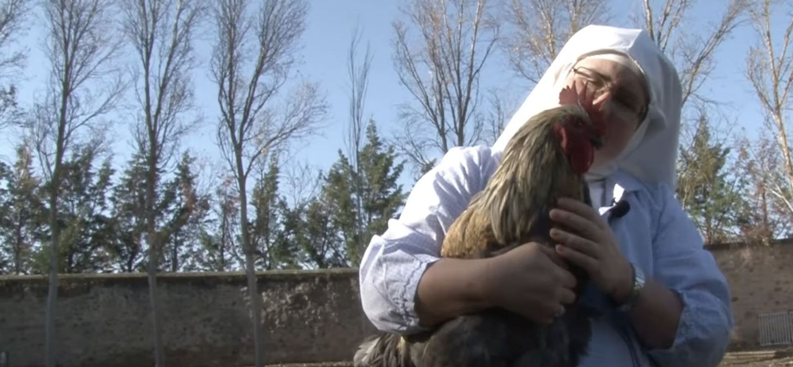 Sor Paloma, con su gallina