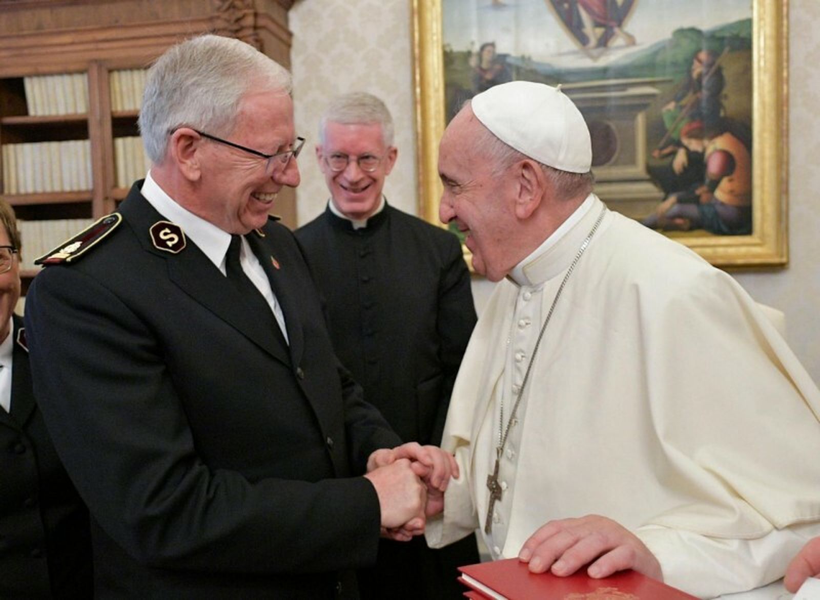 El Papa saluda a Brian Peddle