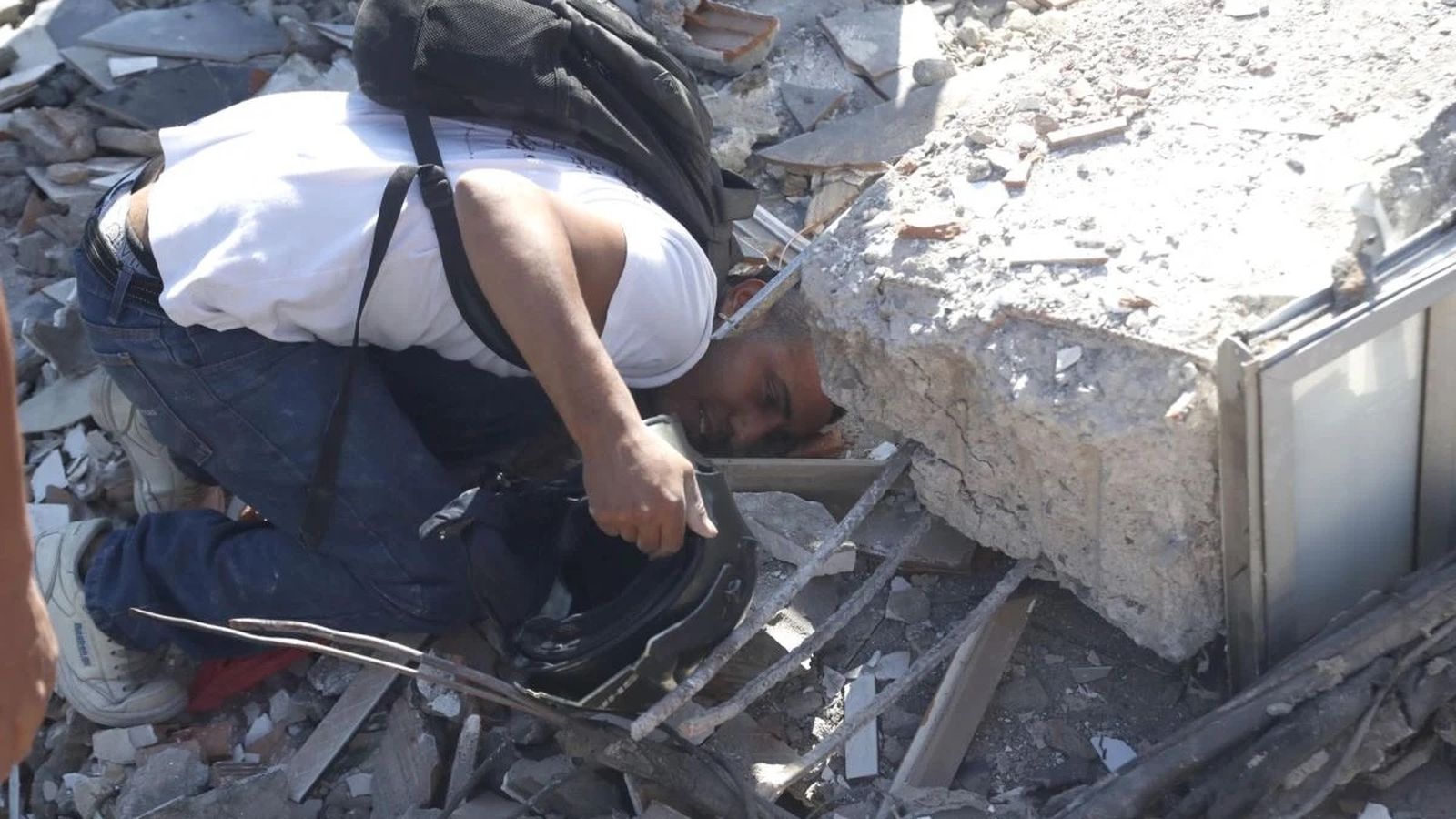 Terremoto en Colombia. Búsqueda de personas entre los escombros