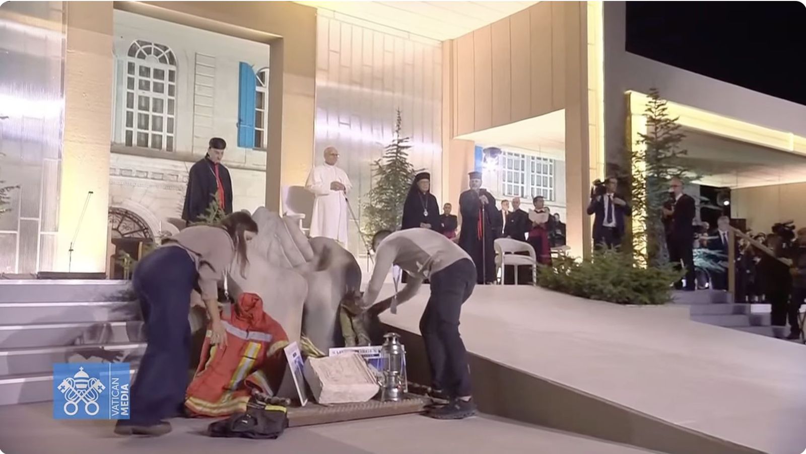 Los jóvenes libaneses colocan las ofrendas en su en cuentro con el Papa en Beirut