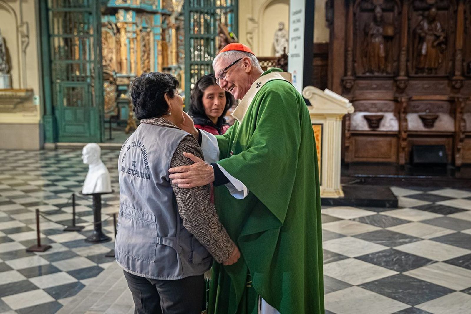 Arzobispo de Lima junto a las lideresas de las ollas comunes