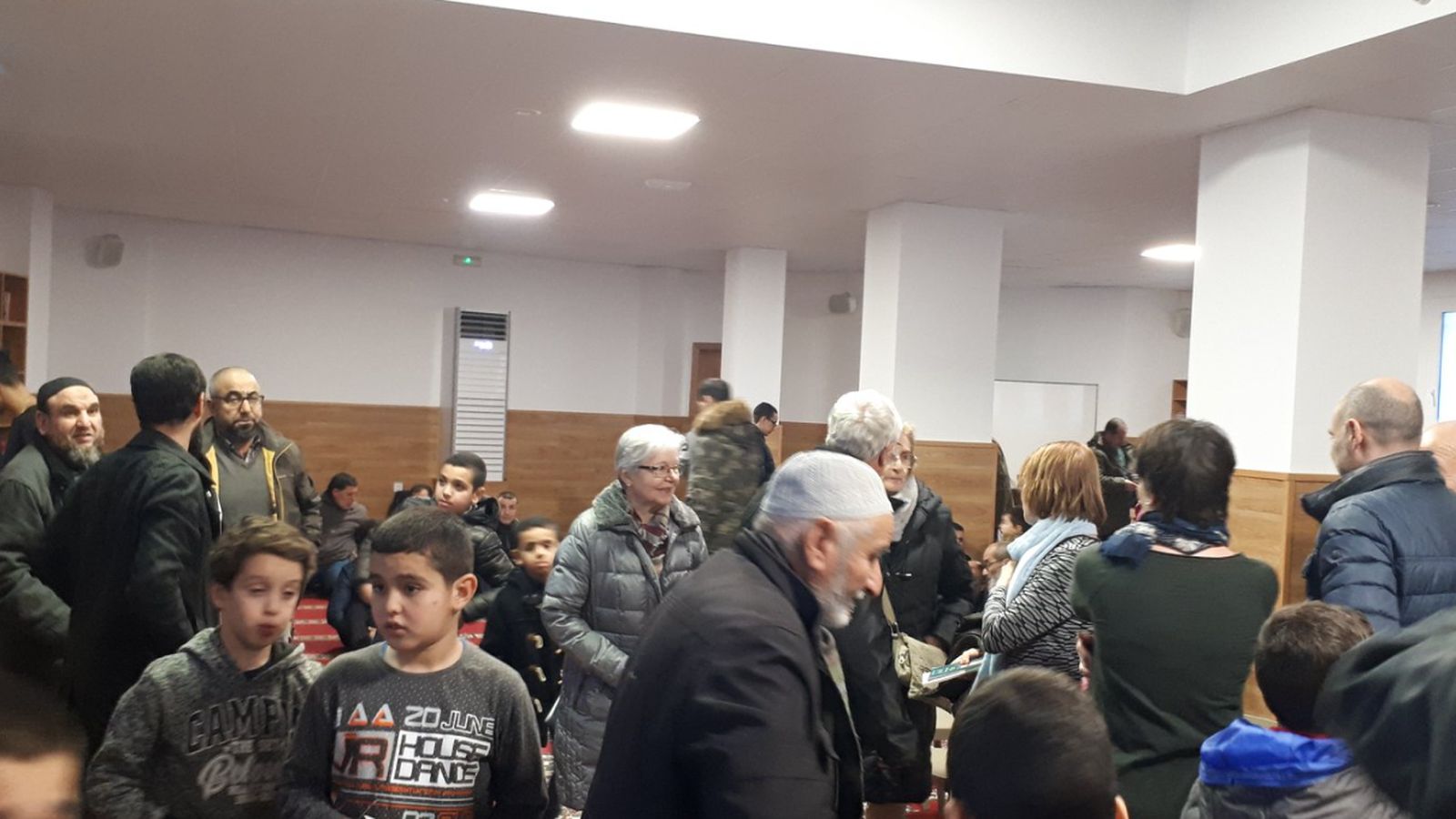 La mezquita de Manlleu, llena de fieles de todas las edades.