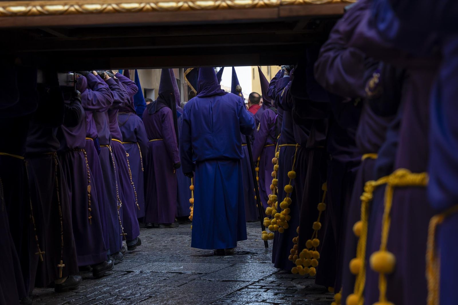 Decenas de cofrades con capirote durante una procesión