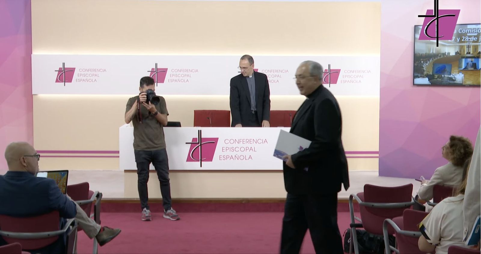 El secretario general de la CEE saluda los periodistas