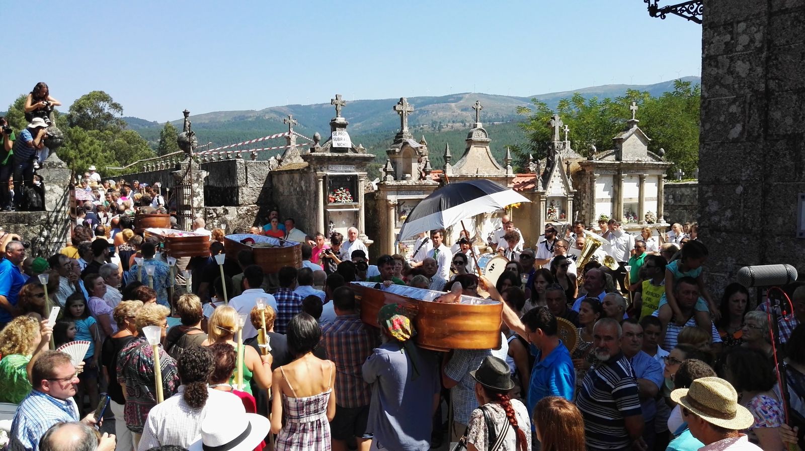 Los féretros salen de la iglesia en procesión