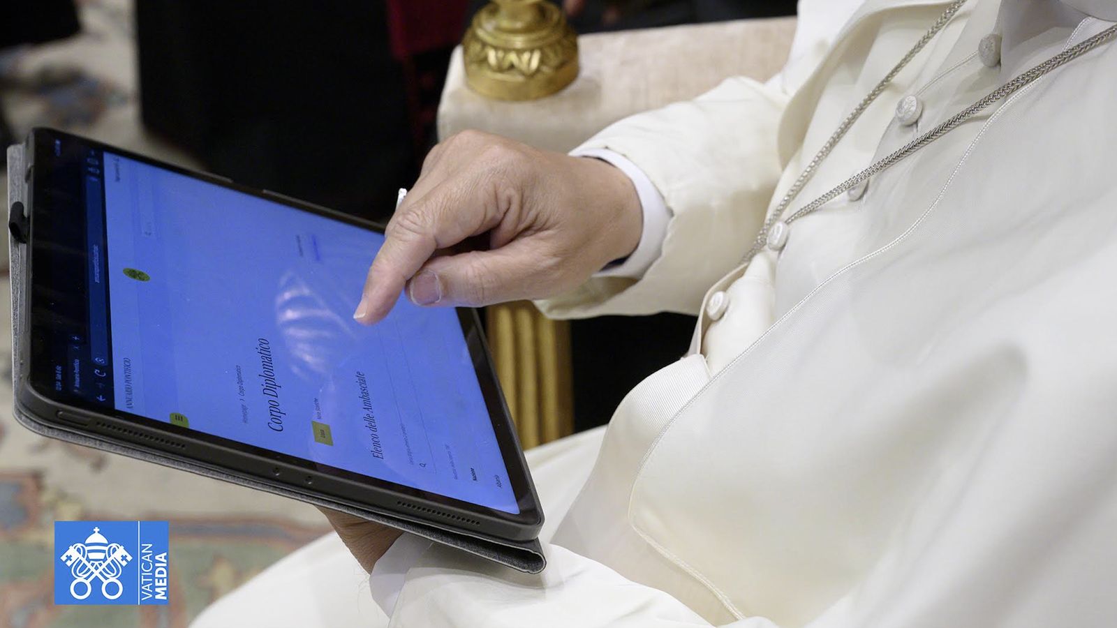 El Papa, con una tablet